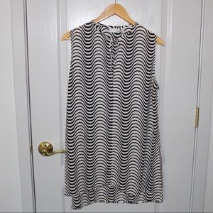 BLACK AND WHITE PATTERNED SLEEVELESS BLOUSE
